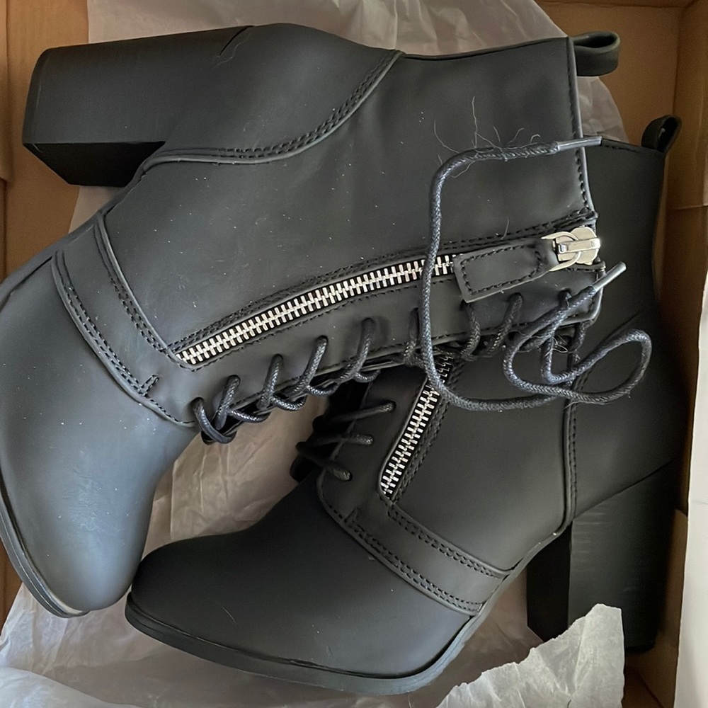 Black boots size 7.5 xoxo